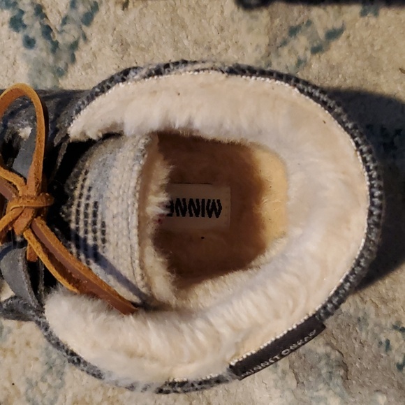 MINNETONKA SHOES Size 5 - Picture 6 of 7